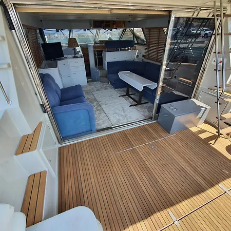 Yacht Zen Botel