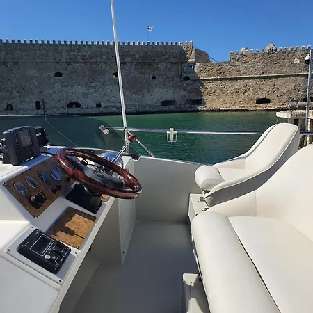 Yacht Zen Botel Heraklion (Crete)