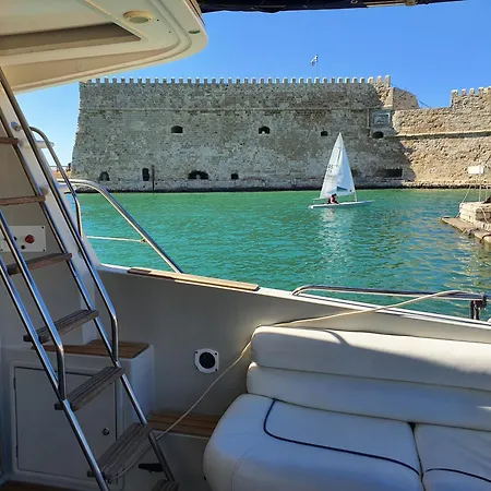 Πλωτό κατάλυμα Yacht Zen